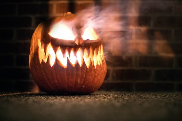 En Halloween, las lámparas están hechas de calabaza