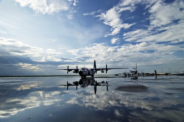 L aereo si riflette nella superficie a specchio del Lago