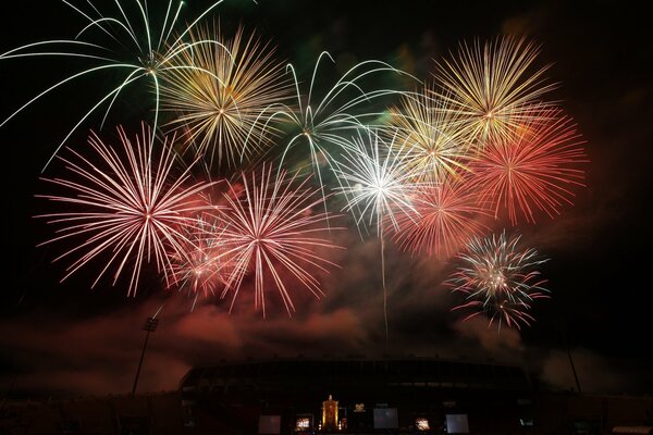 Fuegos artificiales y fuegos artificiales en el cielo nocturno