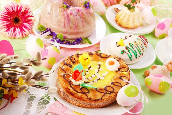 Ostern-Stillleben mit Kuchen, bunten Eiern und einer Eisenkraut