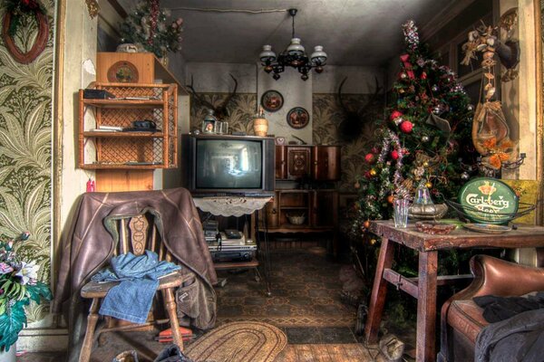 Chambre avec arbre de Noël et jouets