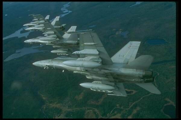 Foto de aviones de combate en picado