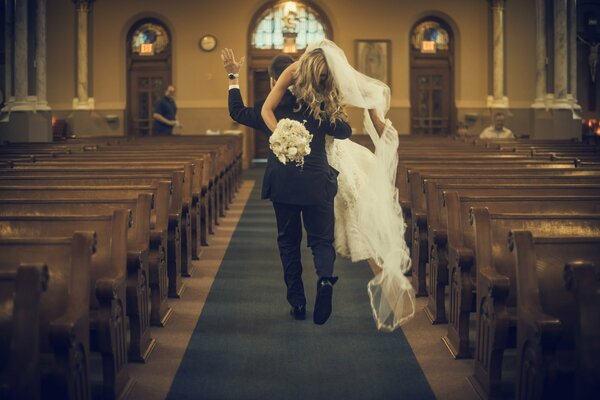 Lo sposo porta la sposa in chiesa