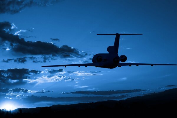 Avion de passagers sur fond de ciel du soir