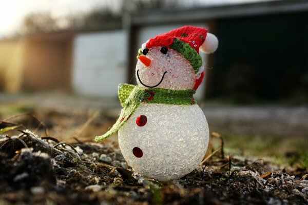 Bonhomme de neige festif dans un chapeau rouge