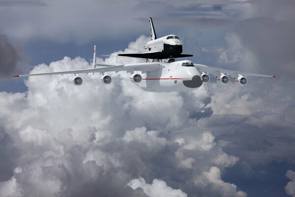 Die An-225 Mriya transportiert ein wiederverwendbares Buran-Raumschiff in einer verworrenen weißen Wolke