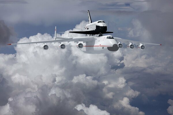 An-225 Mriya transporta la nave espacial reutilizable Buran en una nube blanca en espiral