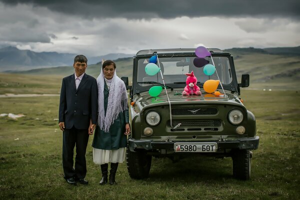 Pareja de recién casados en el UAZ de la boda