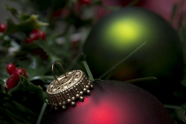 Weihnachtsbaumspielzeug und rote Beeren