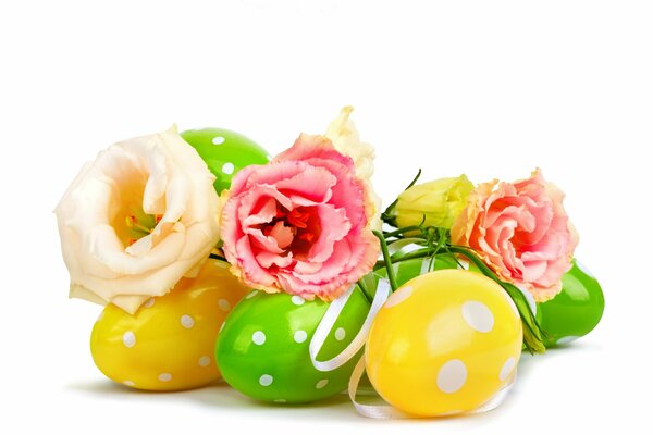 Oeufs de Pâques multicolores et fleurs de printemps