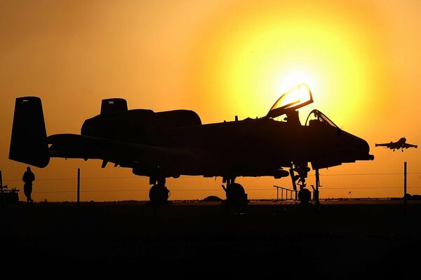 Samolot przygotowujący się do startu o zachodzie słońca