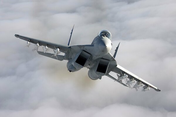 Kampfflugzeug stieg über Wolken auf