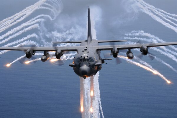 Lockheed-130h ac spectre Flugzeug über dem Meer