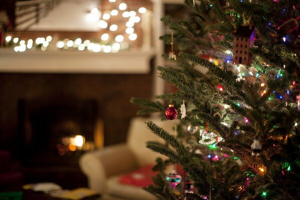 Arbre de Noël avec décorations et guirlandes