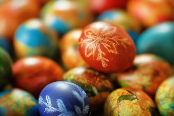 Oeufs de Pâques peints avec des motifs