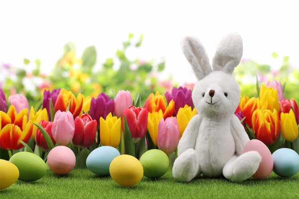 Huevos de conejo de Pascua y tulipanes