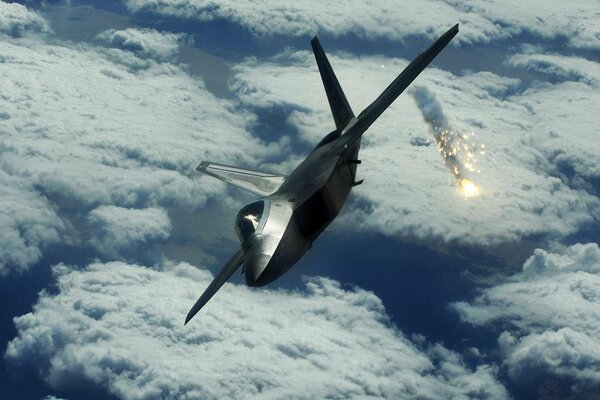 Un avión de combate al aire libre vuela desde un cohete