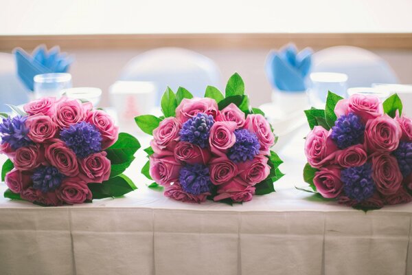 Tres Ramos de novia en la mesa