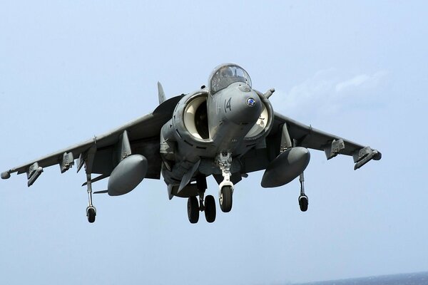 El caza Harrier aterriza en la cubierta de un portaaviones