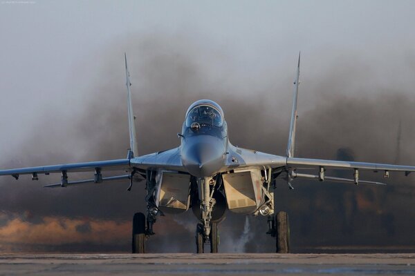 Mig-29 bereitet sich auf den Start auf dem Flugplatz vor