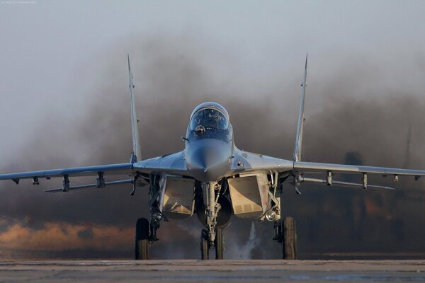 MiG-29 przygotowuje się do startu na lotnisku