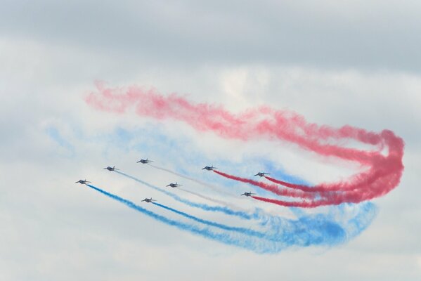 Les avions Max 2009 laissent une fumée multicolore dans le ciel