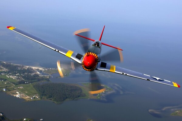 Un avion avec des hélices survole les îles et l eau