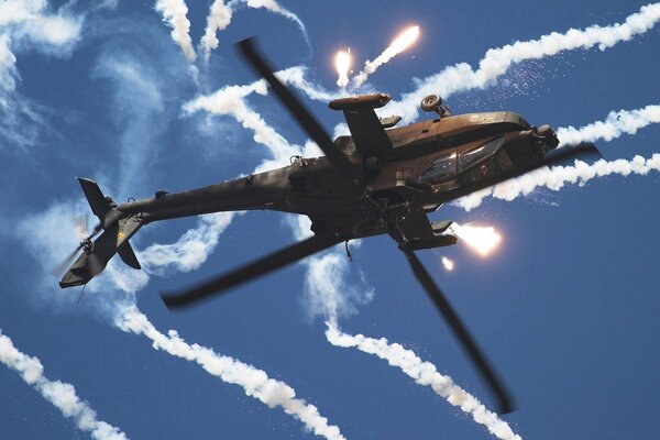 El helicóptero de ataque Apache lanza trampas de calor
