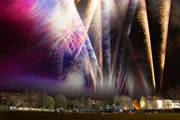 Fuochi d artificio e fuochi d artificio sulla città di notte