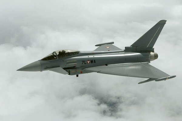 Kampfjet trägt Dienst in den Wolken