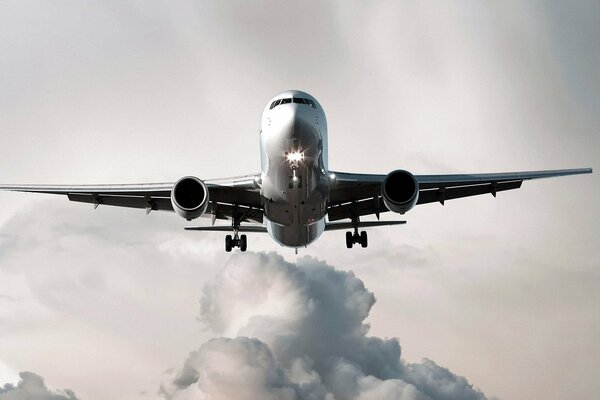 El despegue del avión Boeing 737 en las nubes