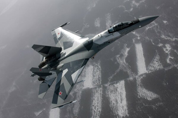 Caza su-35 en vuelo sobre la ciudad