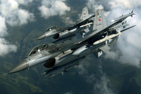 Due aerei da combattimento turchi che volano nel cielo