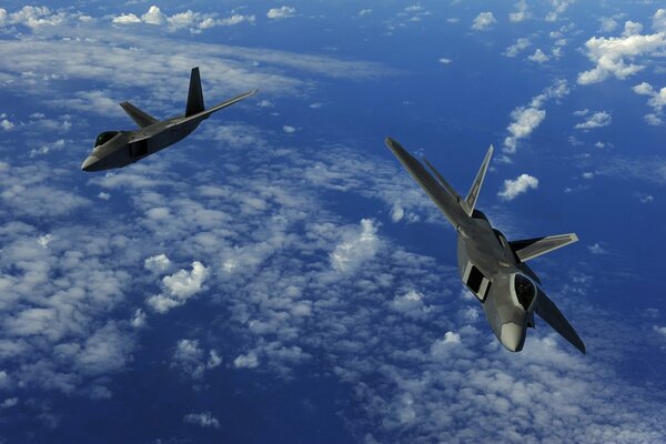 Due aerei militari nel cielo