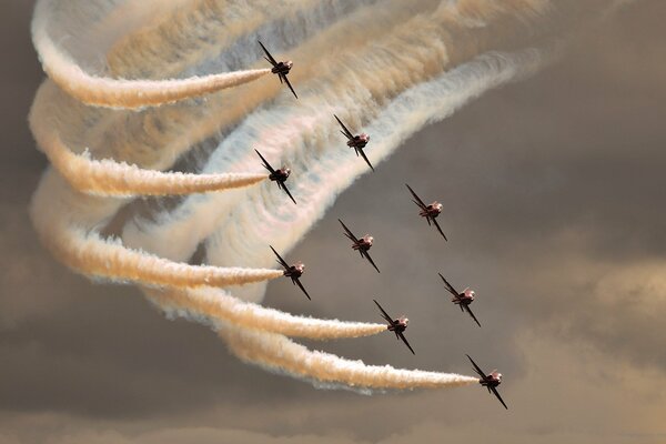 Los aviones realizan hermosas acrobacias en el cielo