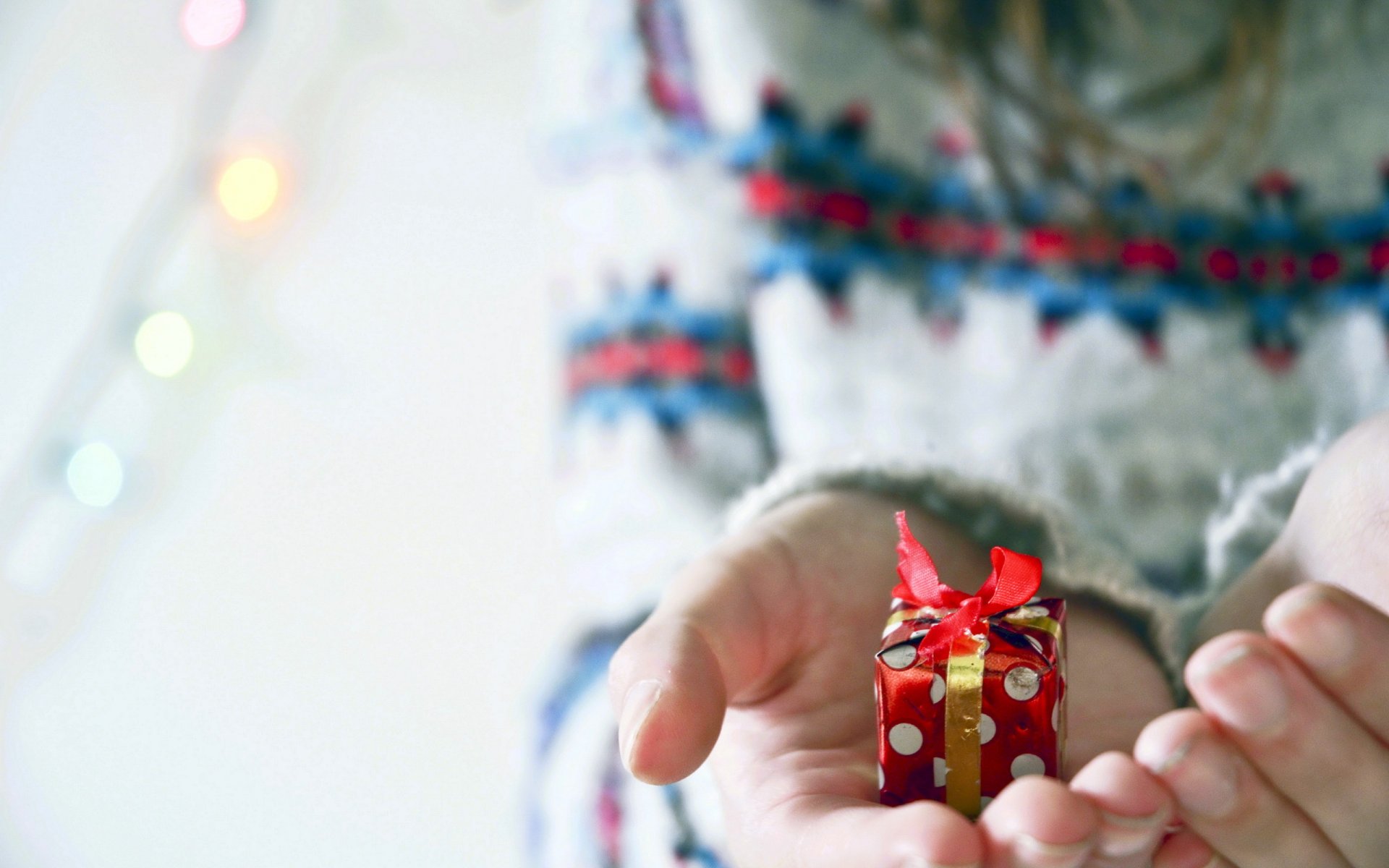 cadeau mains boîte gros plan