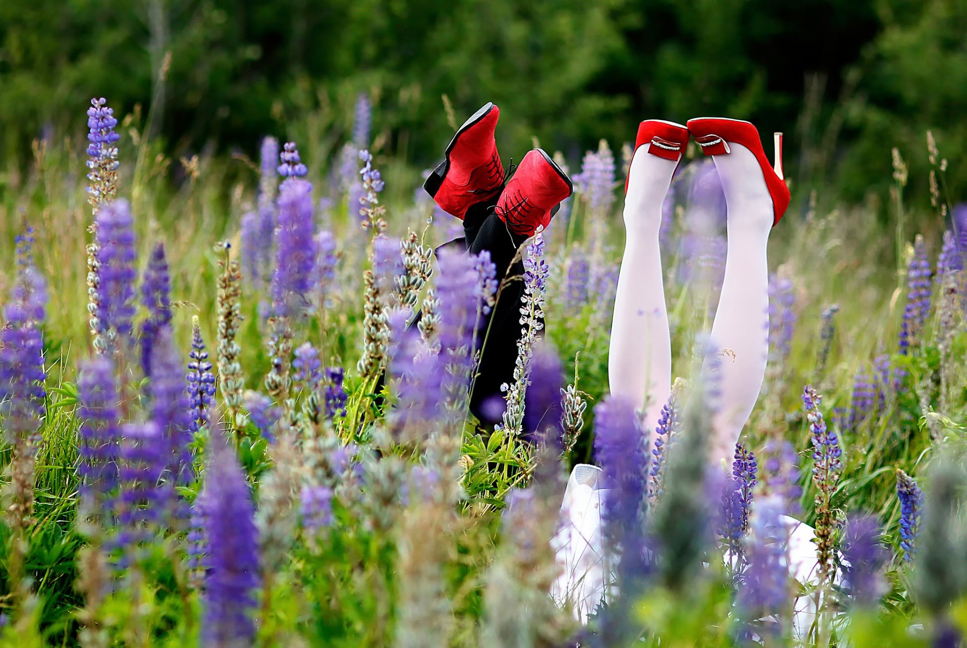 sposi sposo sposa piedi scarpe erba campo estate gioia felicità