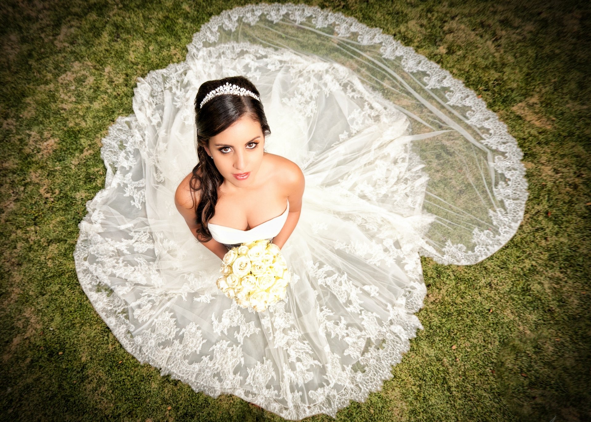 hochzeit braut mädchen kleid ausschnitt blumenstrauß blumen tiara blick