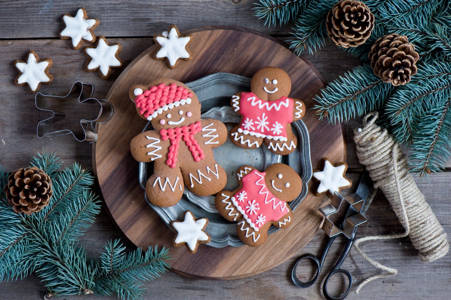 kekse backen lebkuchen männer figuren dessert süßigkeiten essen teller zweige tanne zapfen winter feiertage neujahr weihnachten