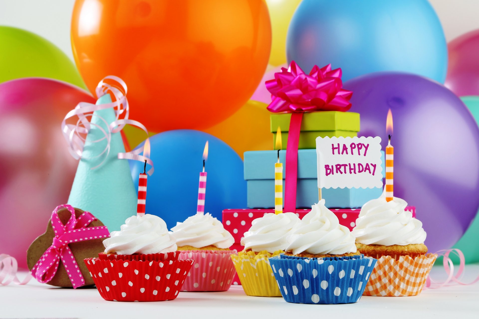 alles gute zum geburtstag cupcake geburtstag bälle kerzen muffins geschenke