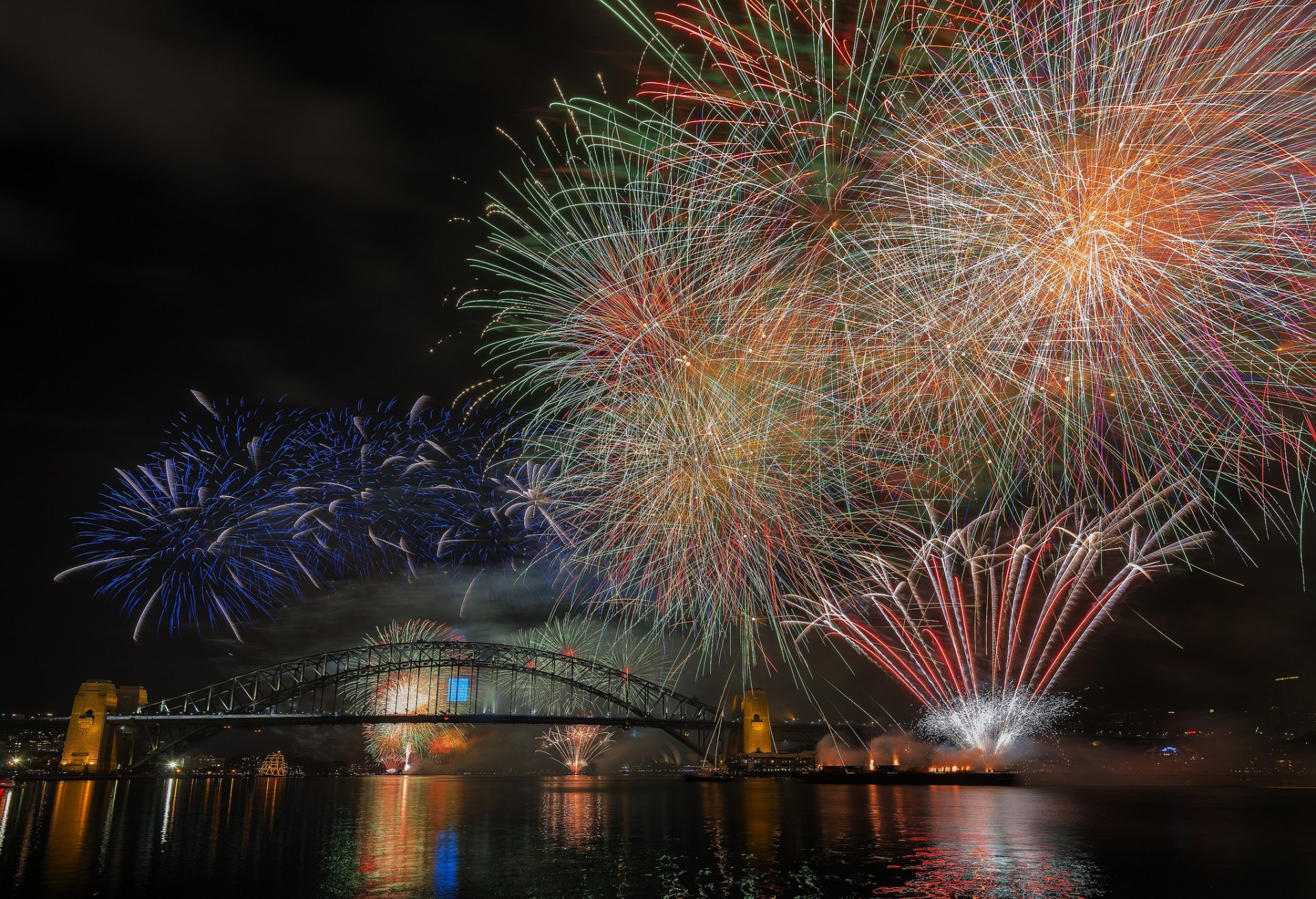 sydney australia noc światła feerwerk 2015 harbour bridge most