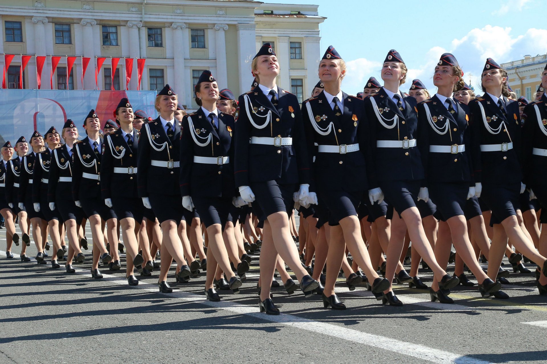 ragazze giorno della vittoria festa piazza rossa parata uniforme