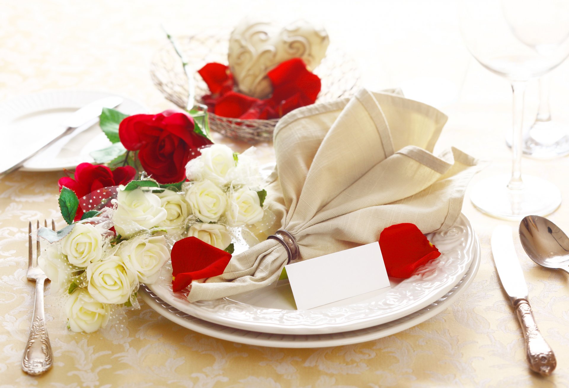 restaurant service assiettes verres roses fleurs serviette