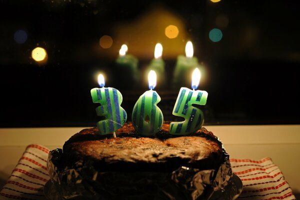 Gâteau d anniversaire avec des bougies se reflète dans le miroir