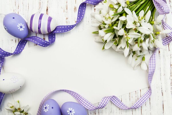 Hermoso fondo de primavera de Pascua con campanillas de nieve, cintas y huevos