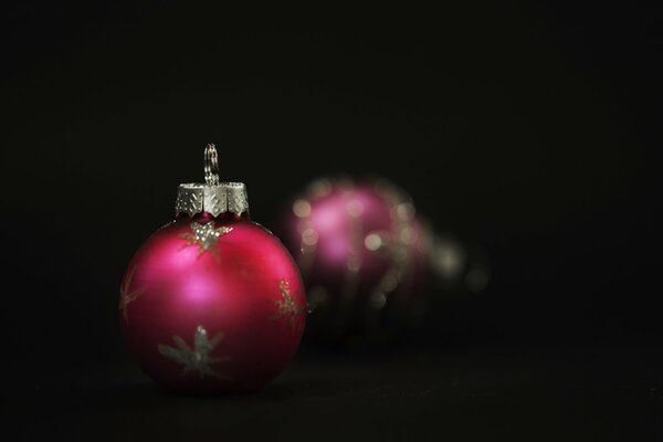 Boule de Noël sur fond noir