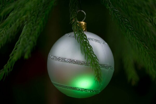 Giocattolo dell albero di Natale d argento sullo sfondo dell albero di Natale