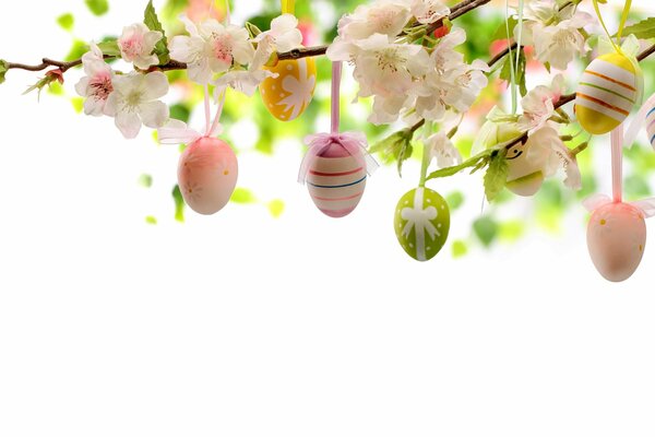 Uova di Pasqua su un albero tra i fiori