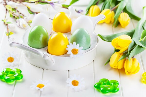 Oeufs de Pâques avec tulipes et camomille