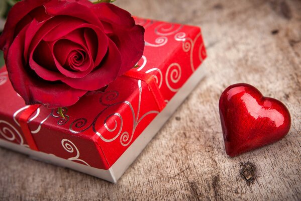 Caja de regalo con corazón y rosa